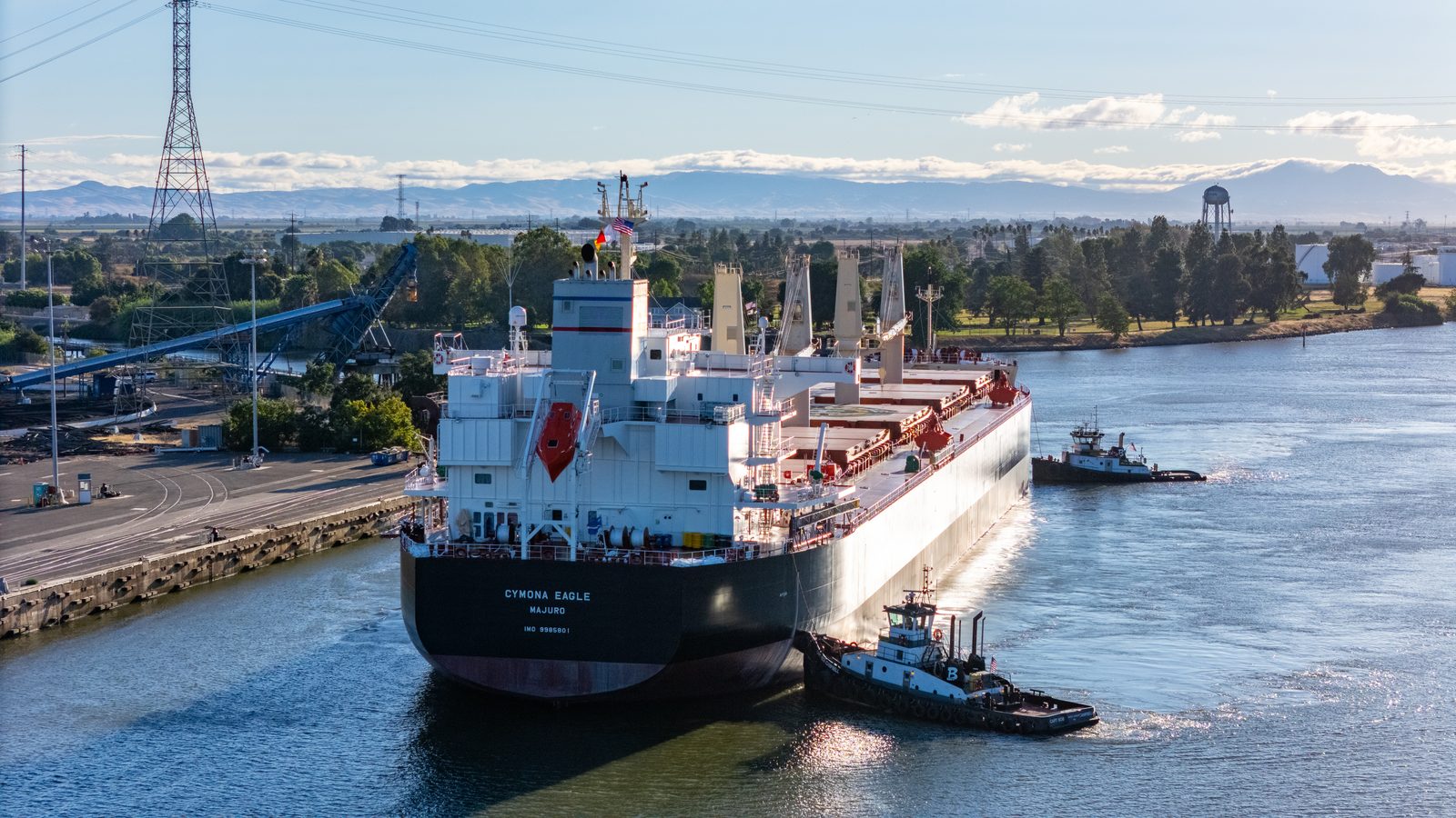 M/V Cymona Eagle, Ultramax bulk carrier, arriving in port with tug assistance